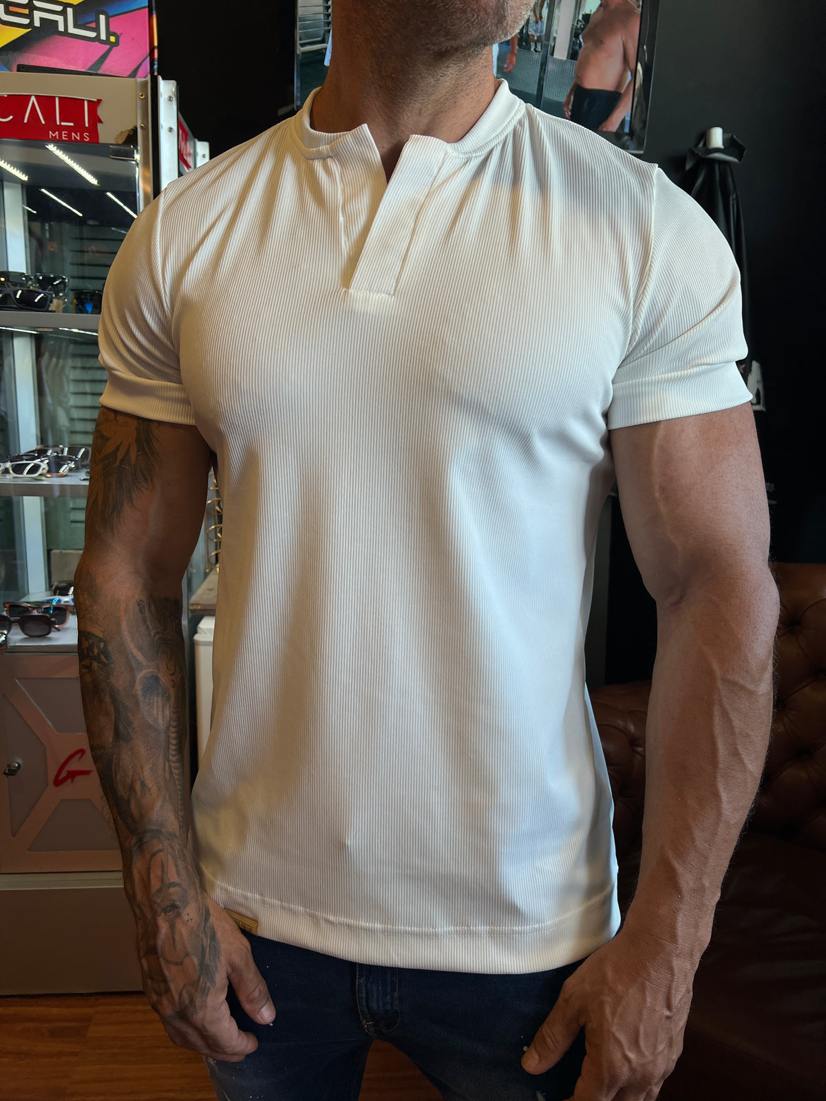 Camiseta Mônaco branca gola V - foto 7 de 8