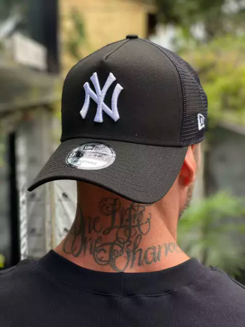 Boné New Era NY Aba Curva Preto Trucker