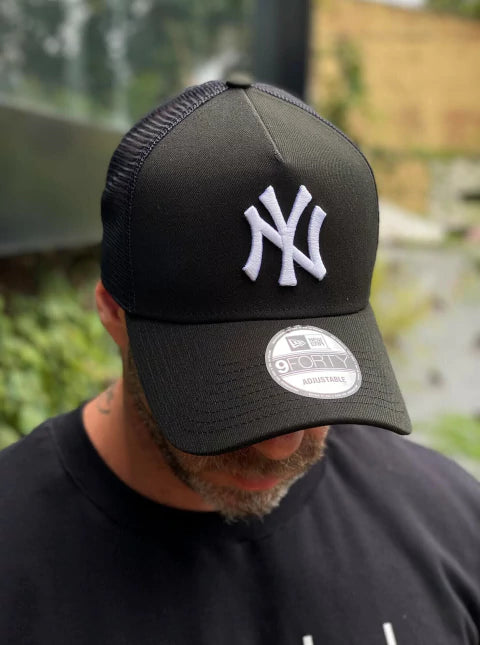 Boné New Era NY Aba Curva Preto Trucker