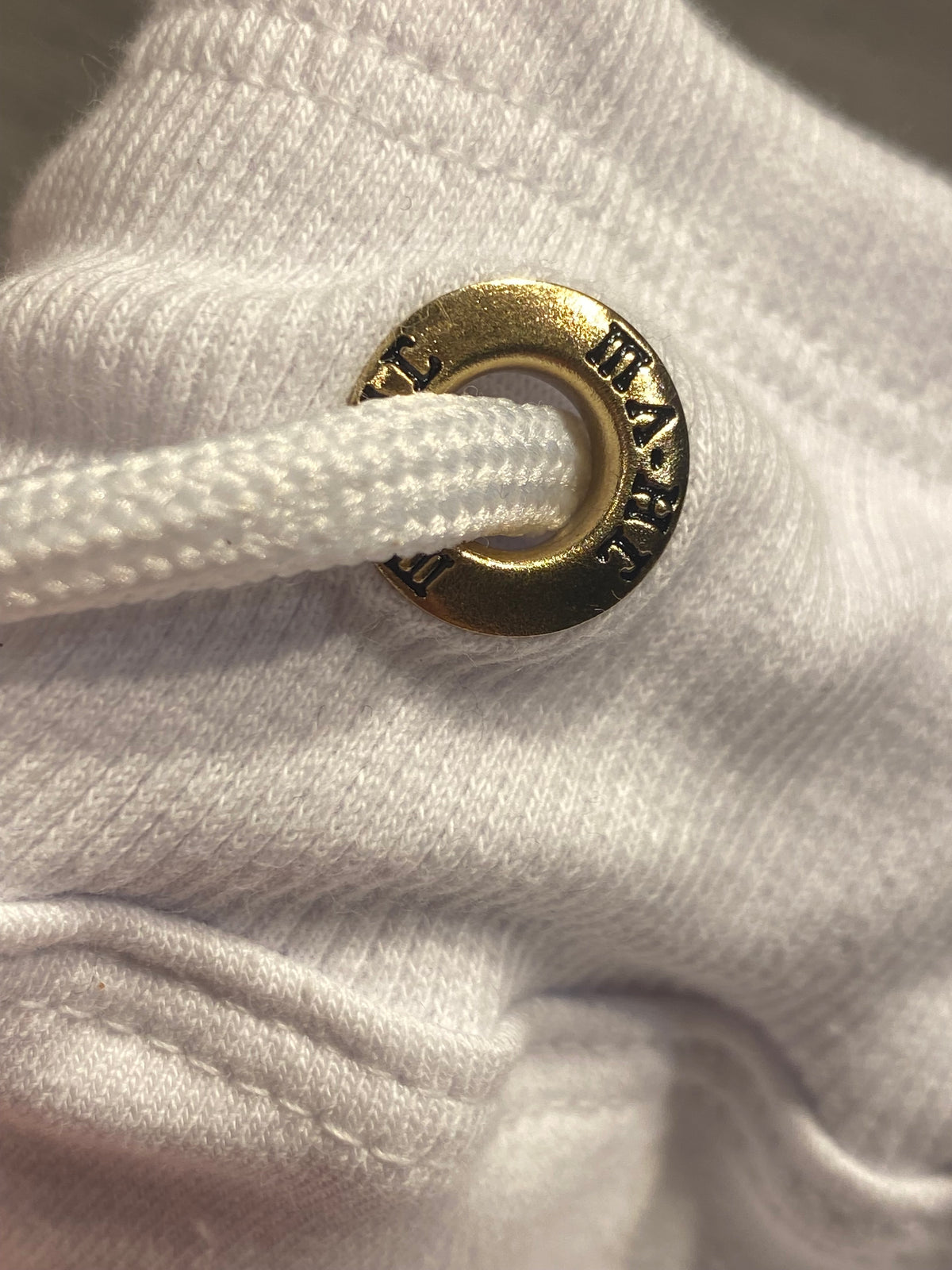 Calça Mahe de moletom branca e dourada - foto 4 de 10