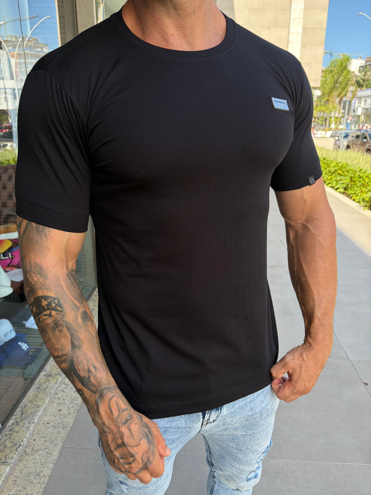 Camiseta slim preta com aplique retangular - foto 3 de 13