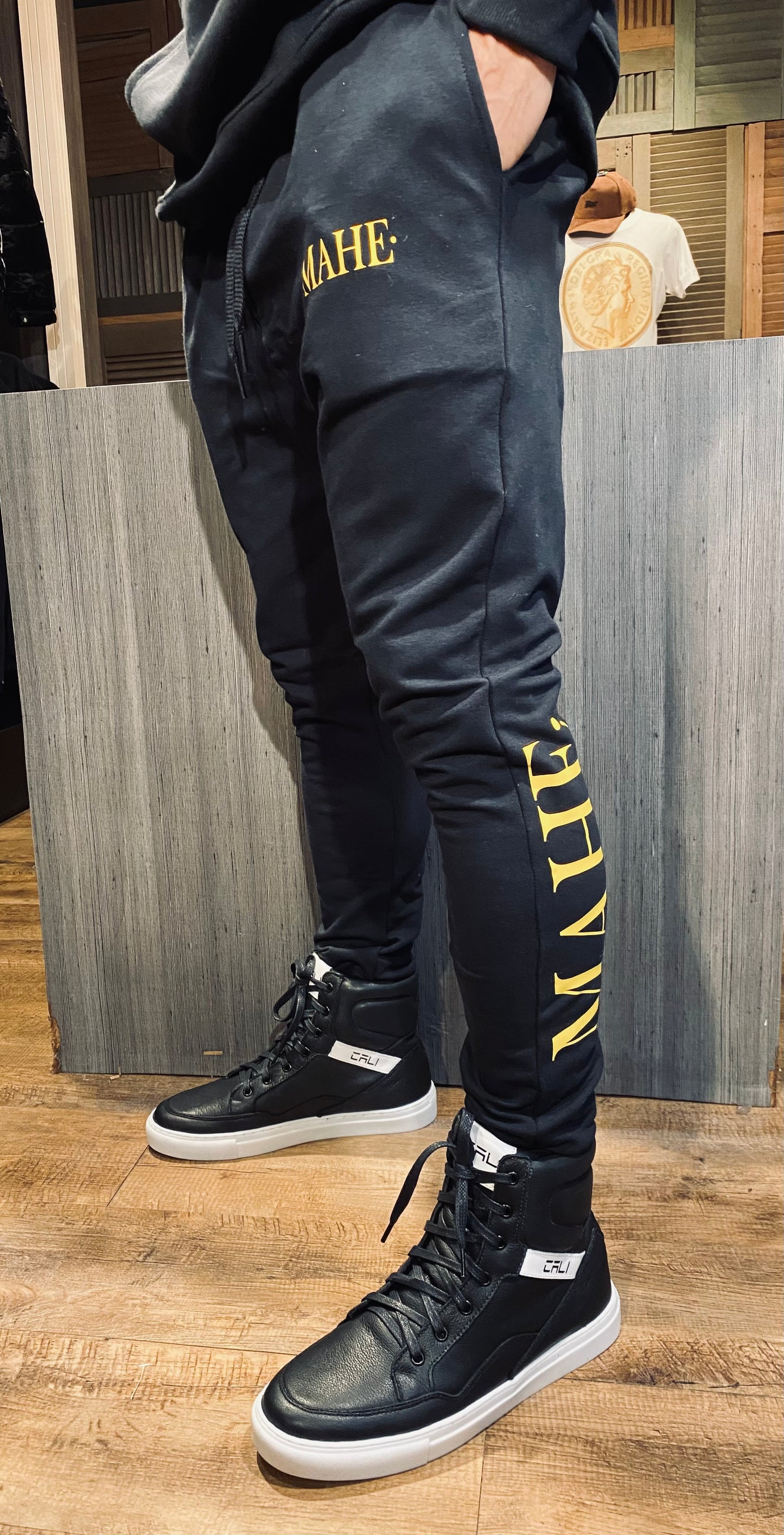 Conjunto Mahe Moletom Black Yellow