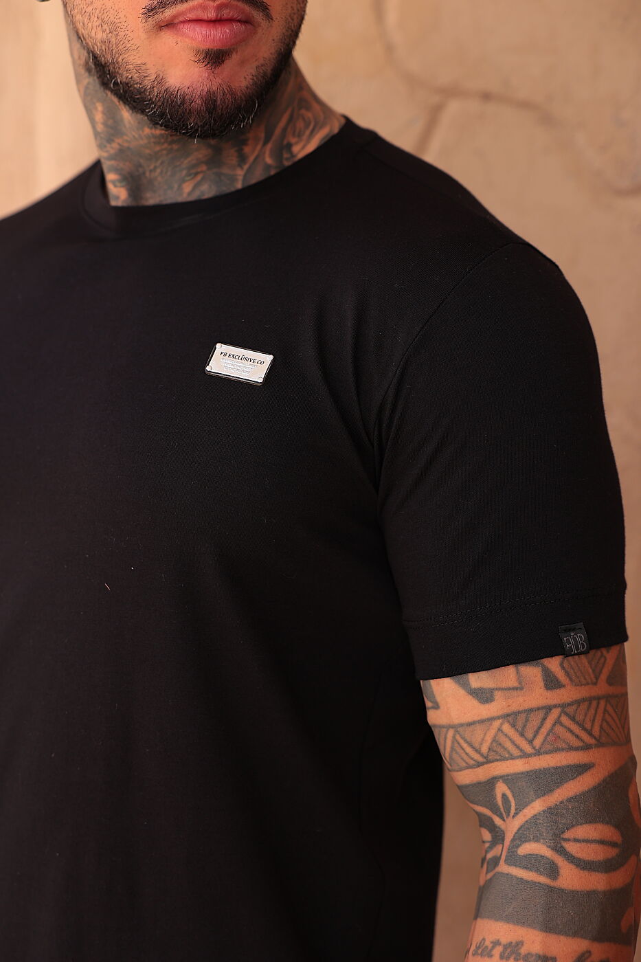 Camiseta slim preta com aplique retangular - foto 10 de 13