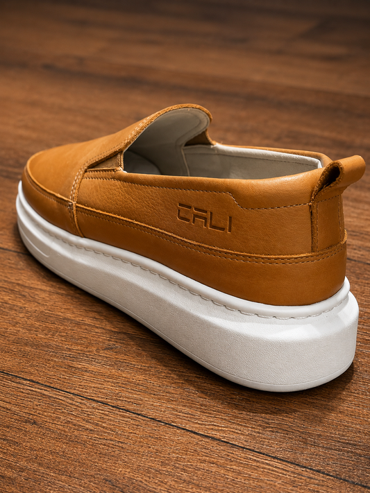 Tênis Cali Modelo Slip On em Couro Legítimo Caramelo sem cadarço