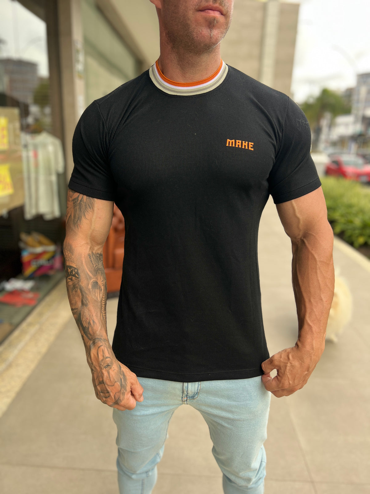Camiseta Mahe preta e laranja - foto 2 de 5