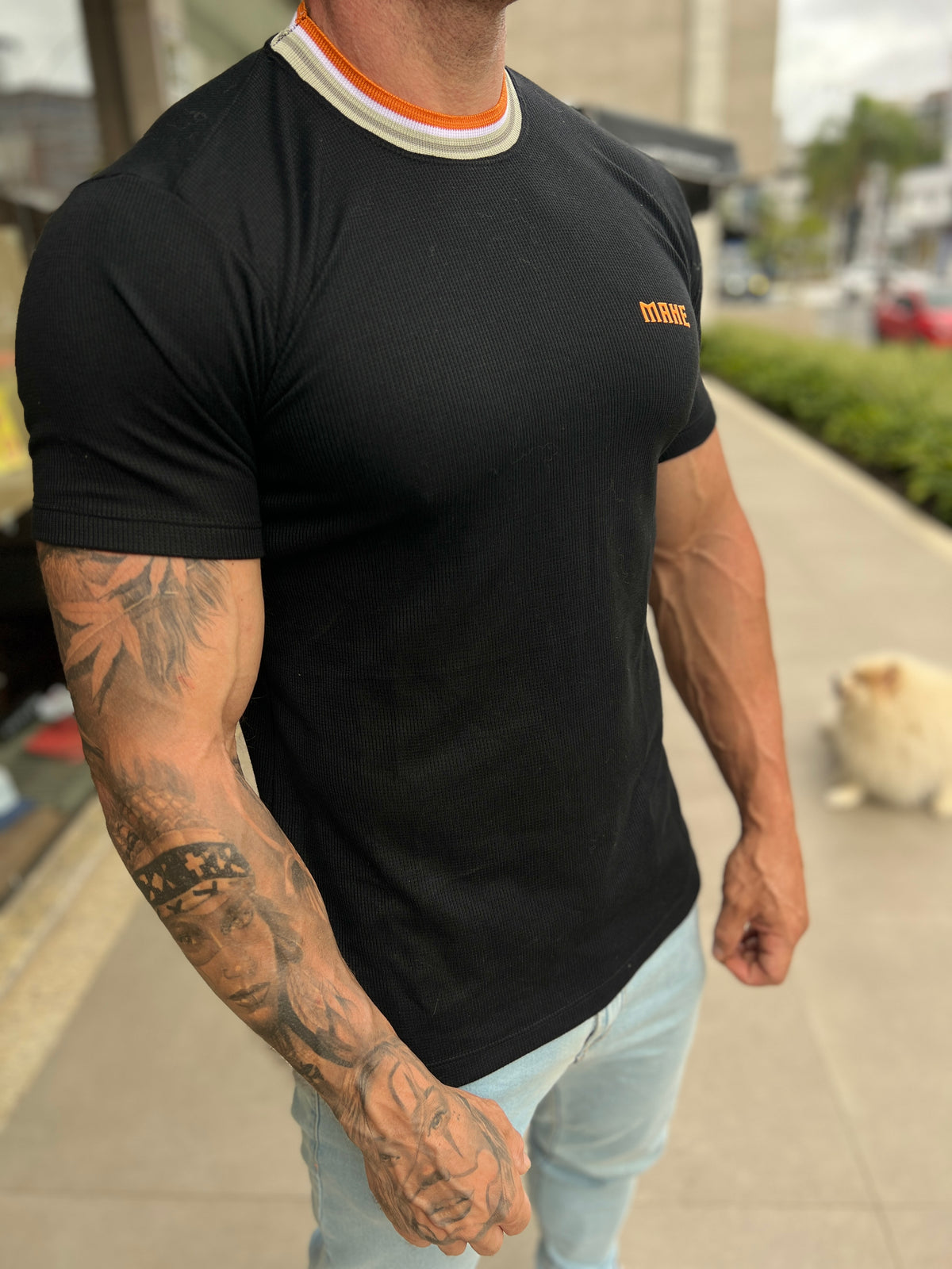 Camiseta Mahe preta e laranja - foto 4 de 5