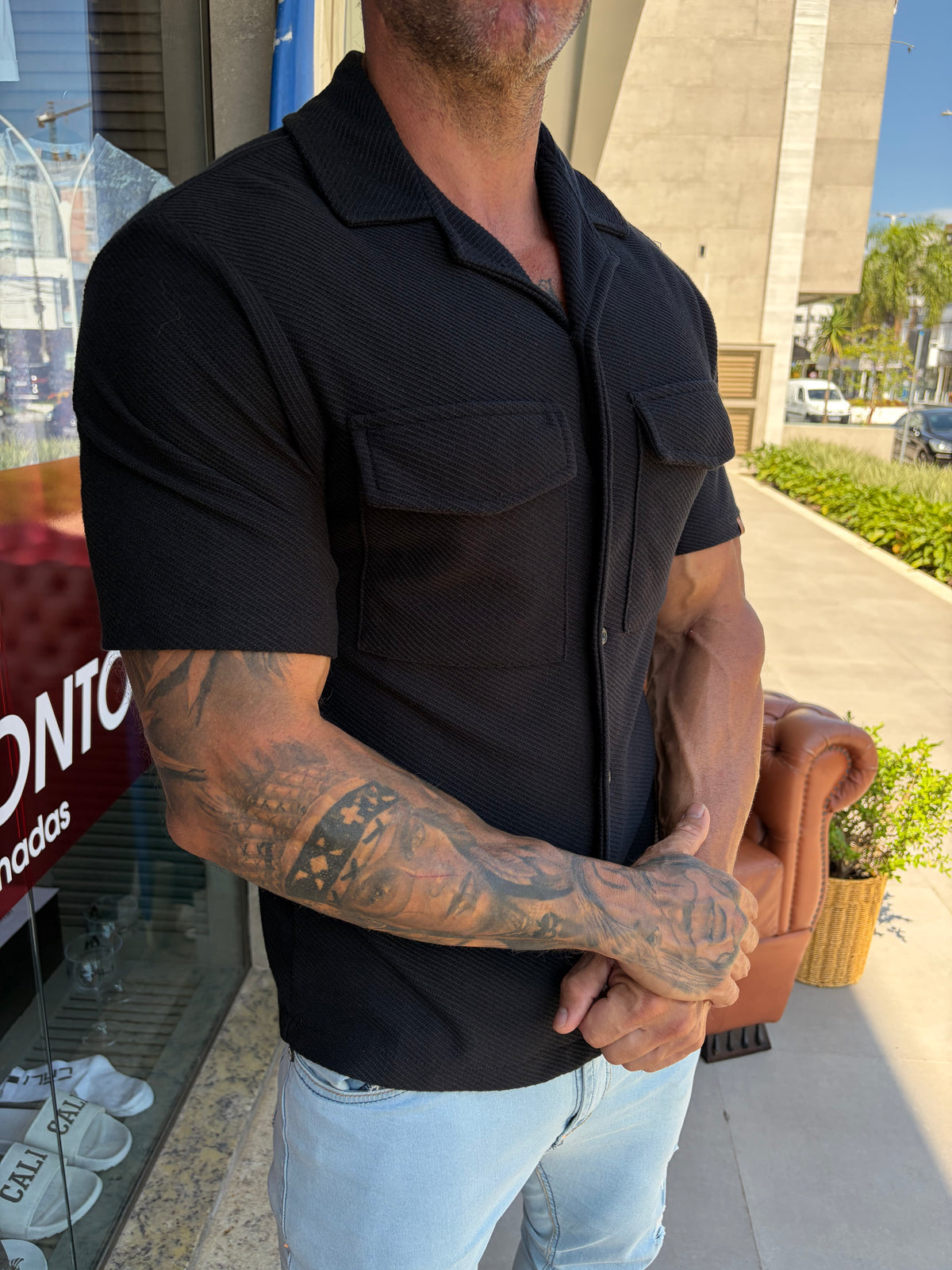 Camisa Resort Milos preta com bolsos