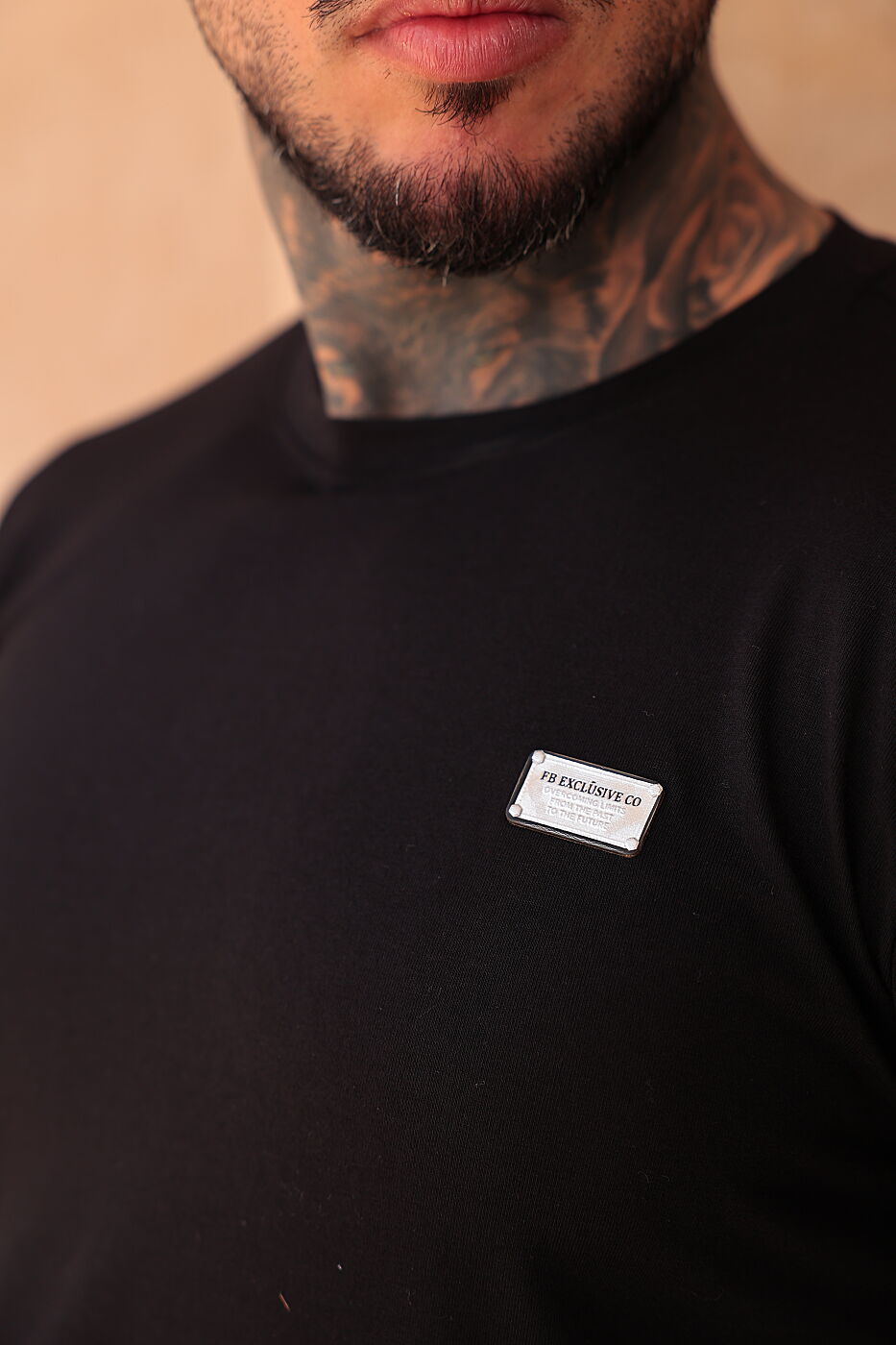 Camiseta slim preta com aplique retangular - foto 8 de 13