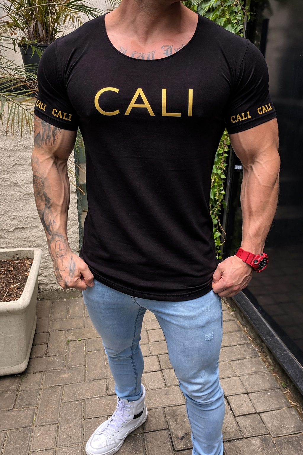 Camiseta Cali Rood preta e dourada - foto 6 de 7