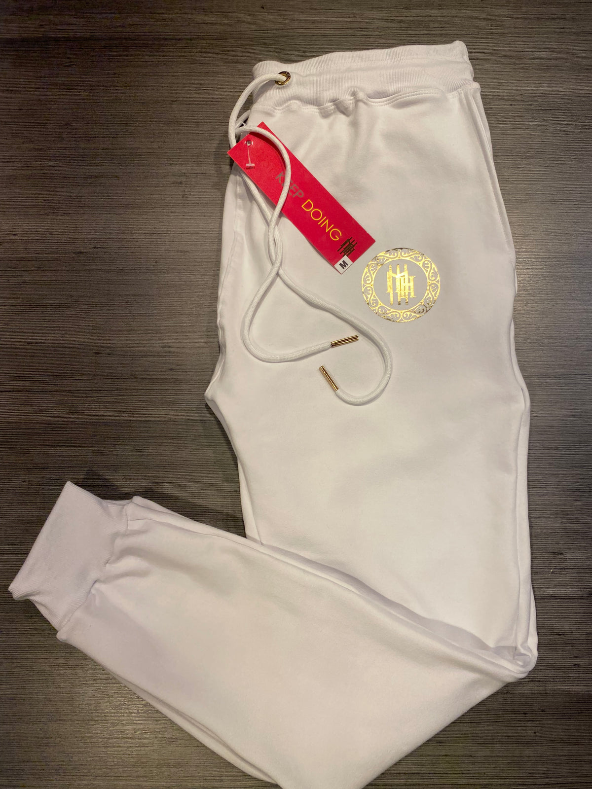 Calça Mahe de moletom branca e dourada - foto 2 de 10