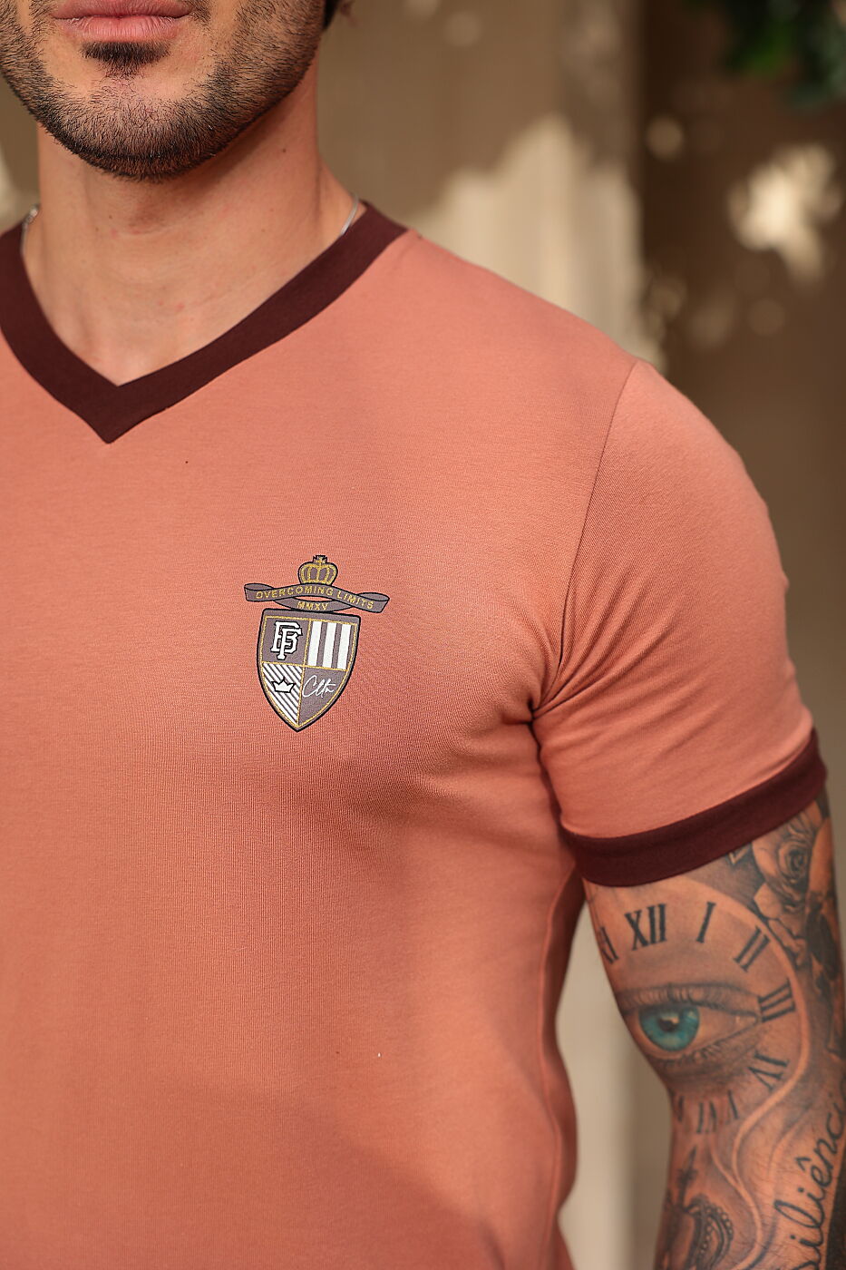 Camiseta Slim V Brasão Mocha FB