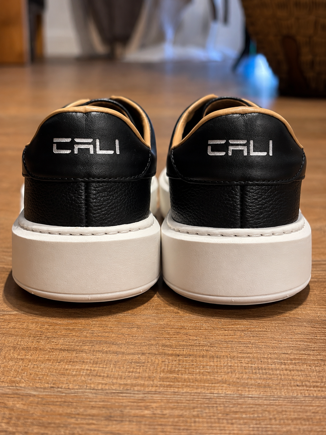 Tênis Cali Black Minimalista sem cadarço em couro legítimo