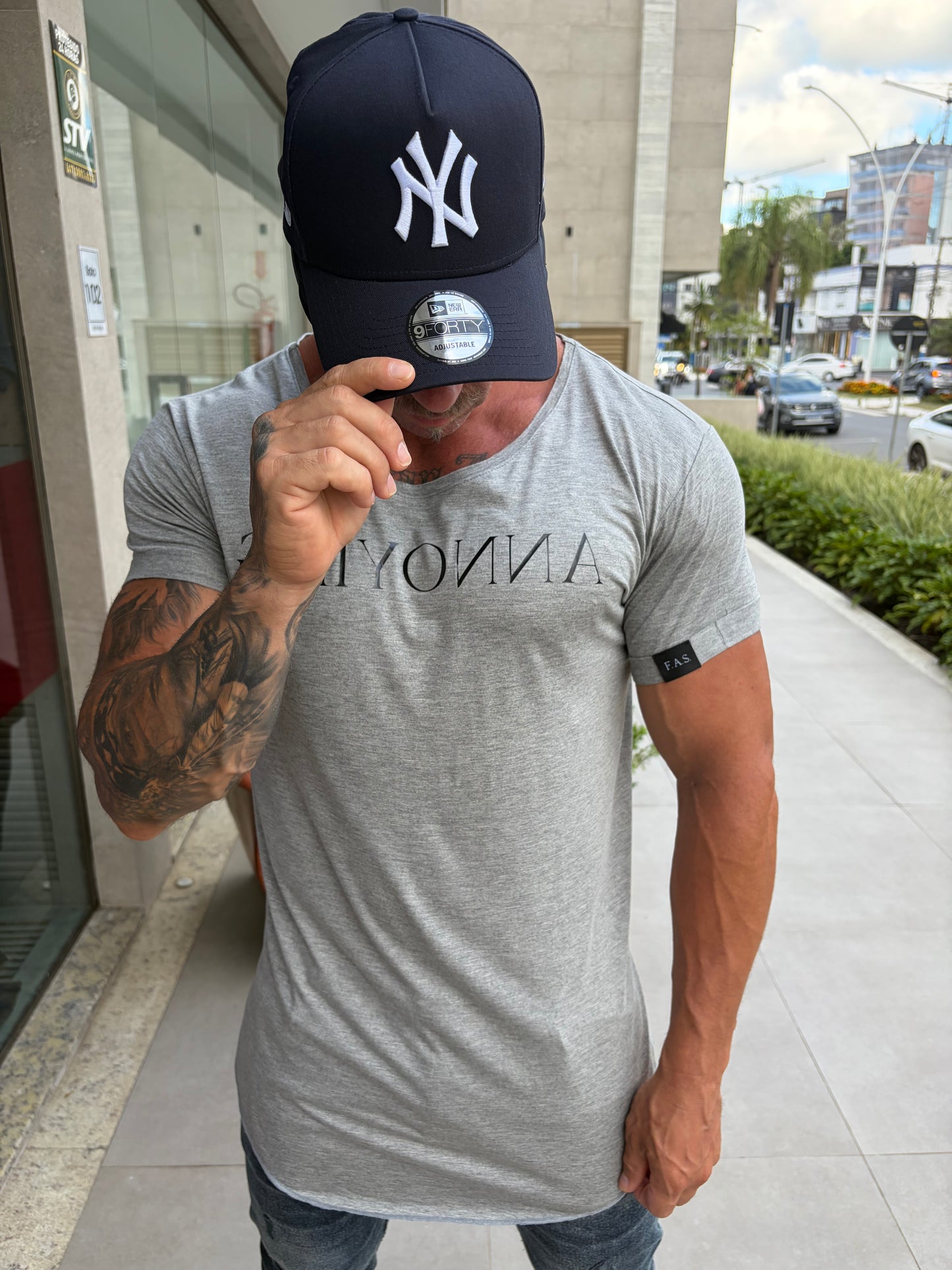 Camiseta Gniyonna - Grey