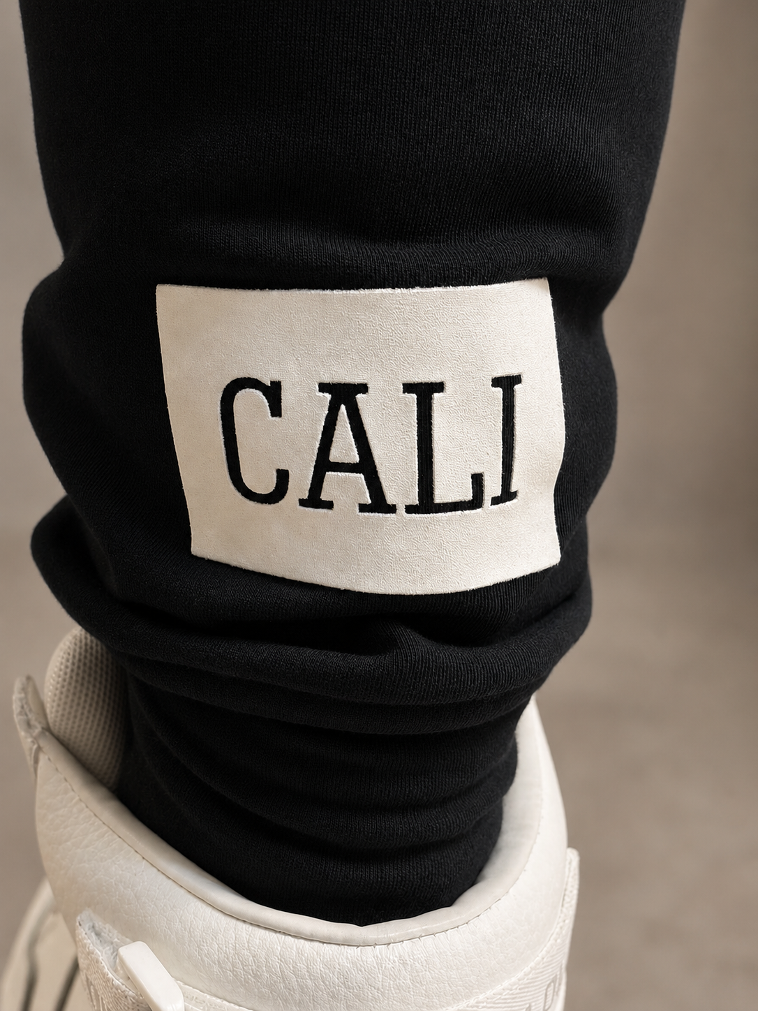 Calça Cali skinny preta com zíper branco - foto 7 de 13