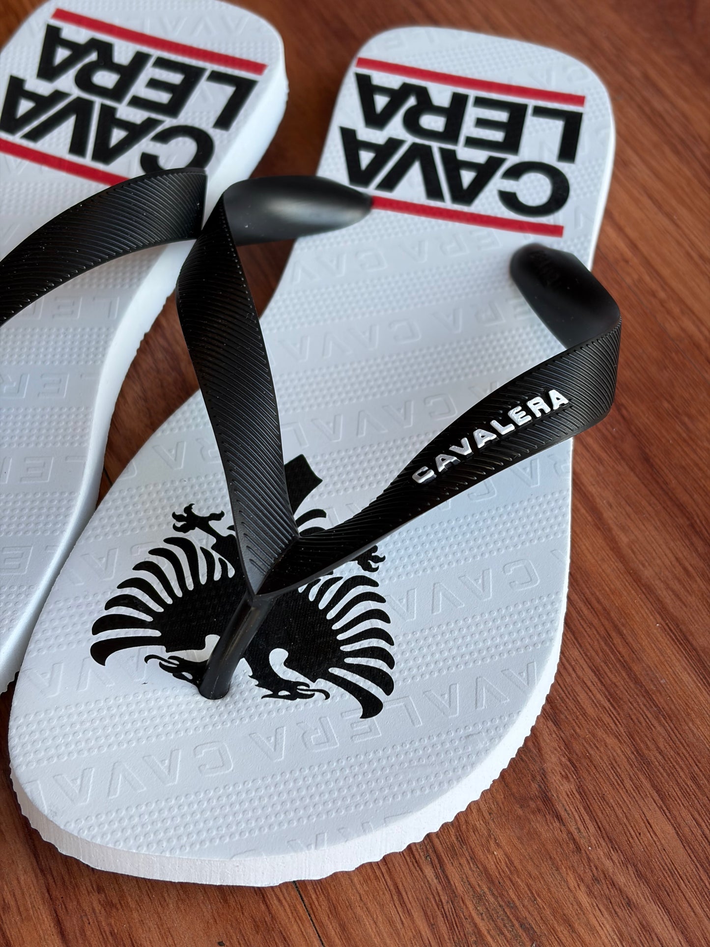 Chinelo Cavalera Black White