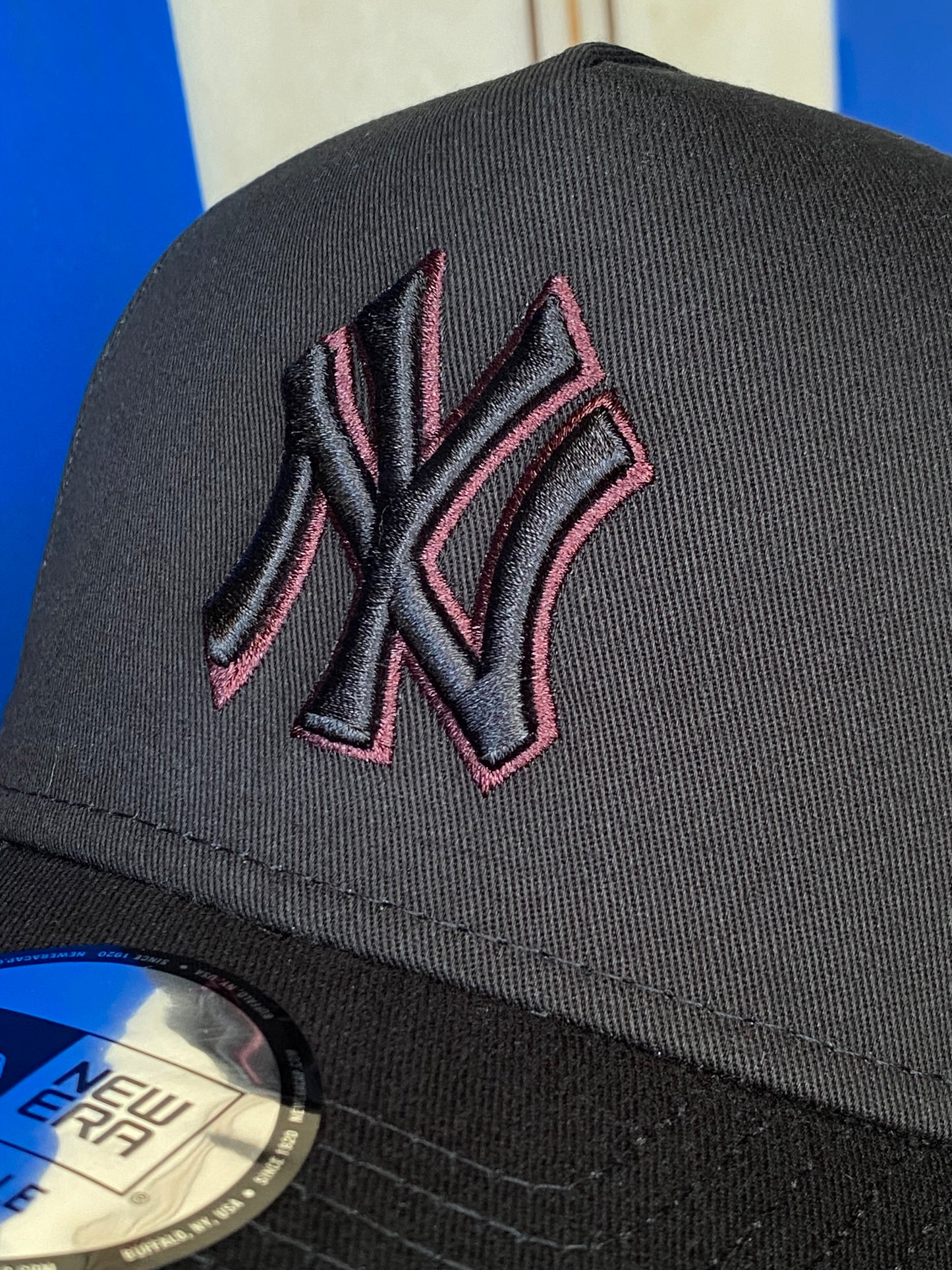 Boné New Era NY Eframe Truker Black Red