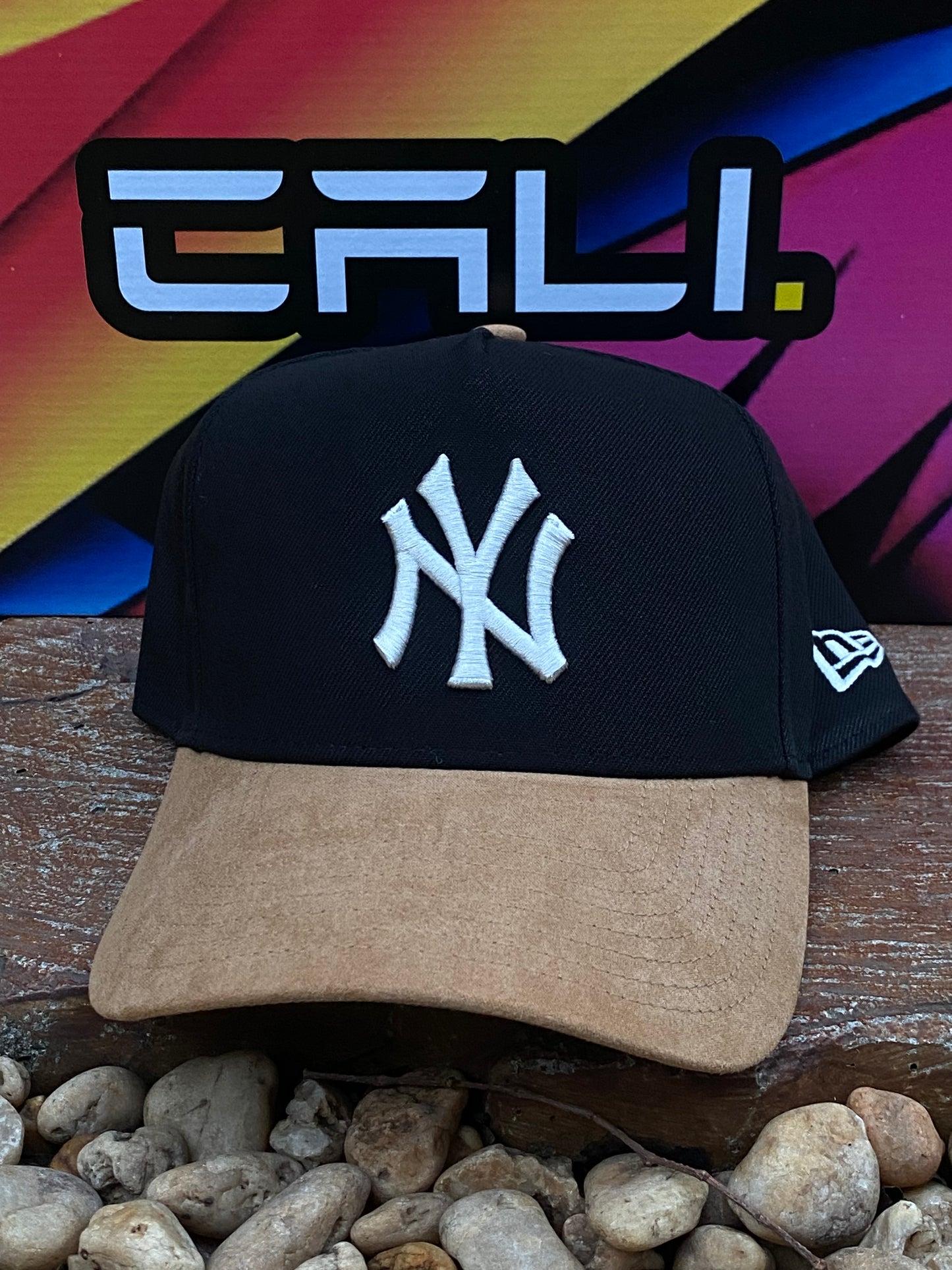 Boné New Era NY Preto Bege