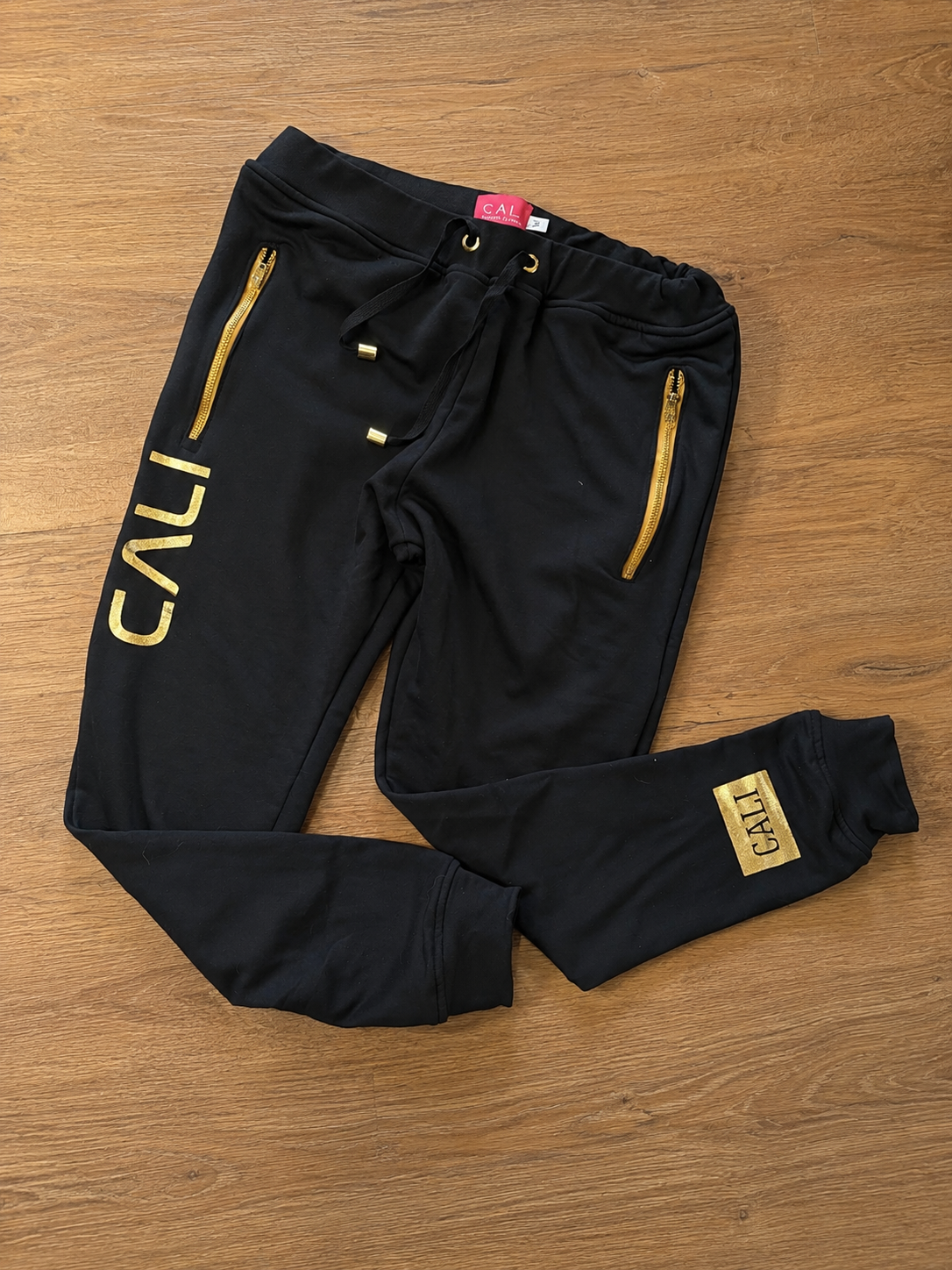 Calça Cali skinny preta com zíper dourado - foto 9 de 11