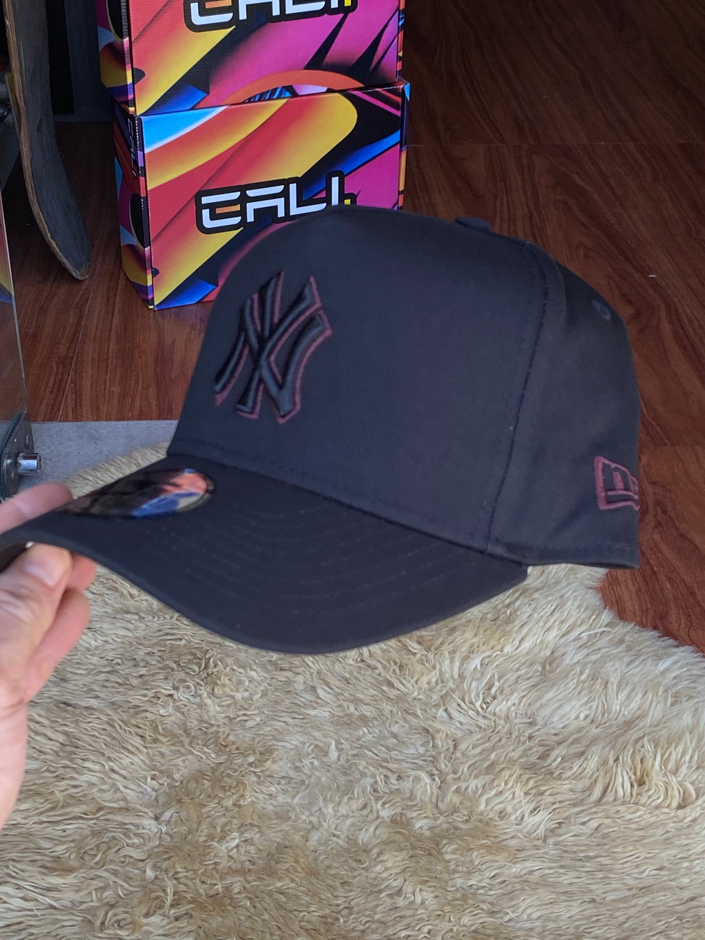 Boné New Era NY Eframe Truker Black Red