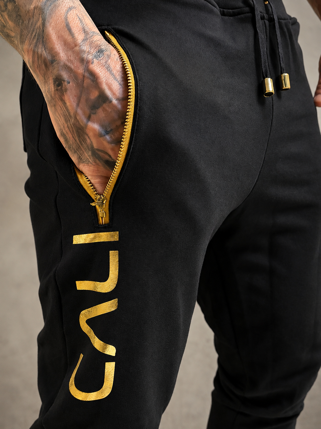 Calça Cali skinny preta com zíper dourado - foto 6 de 11