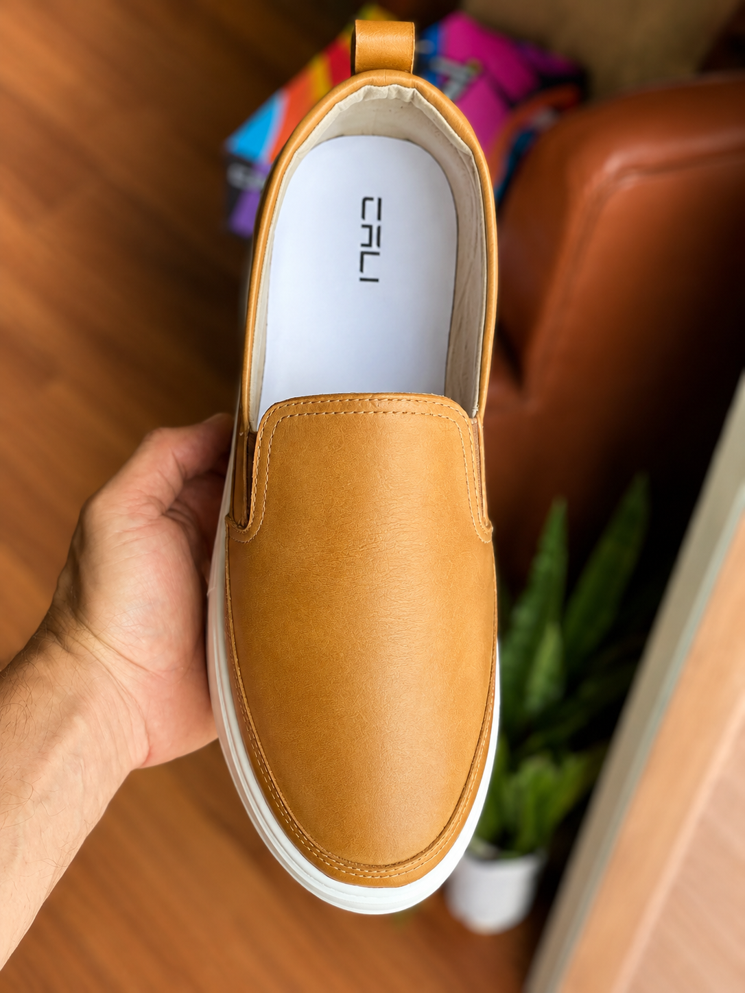 Tênis Cali Modelo Slip On em Couro Legítimo Caramelo sem cadarço