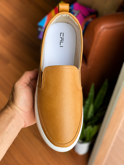 Tênis Cali Modelo Slip On em Couro Legítimo Caramelo sem cadarço