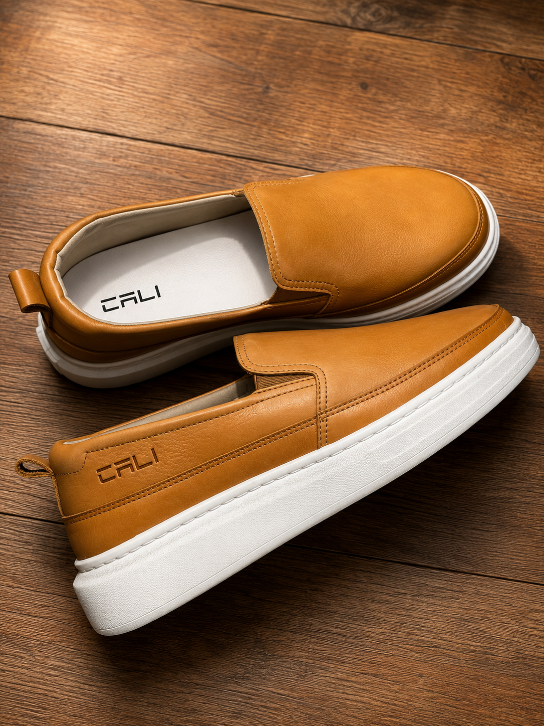 Tênis Cali Modelo Slip On em Couro Legítimo Caramelo sem cadarço