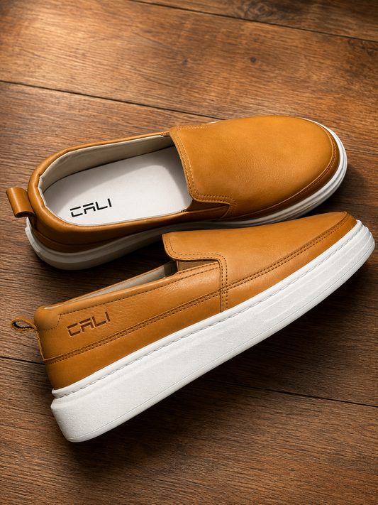 Tênis Cali Modelo Slip On em Couro Legítimo Caramelo sem cadarço