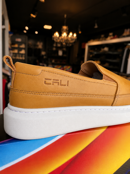 Tênis Cali Modelo Slip On em Couro Legítimo Caramelo sem cadarço