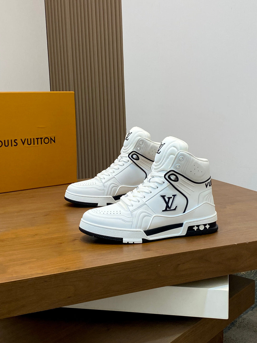 Tênis LV Luxuy importado Cano Alto Branco