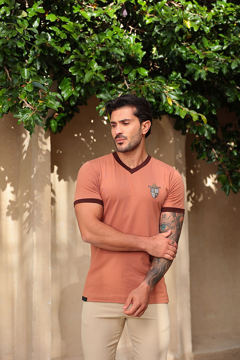 Camiseta Slim V Brasão Mocha FB