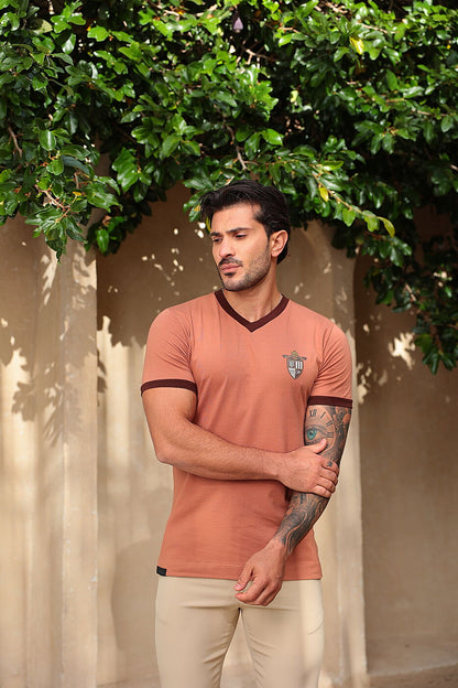 Camiseta Slim V Brasão Mocha FB