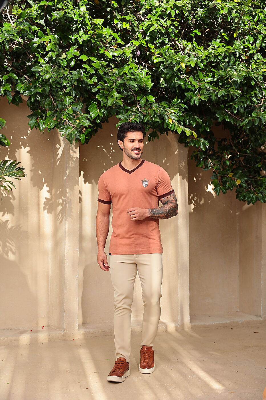 Camiseta Slim V Brasão Mocha FB