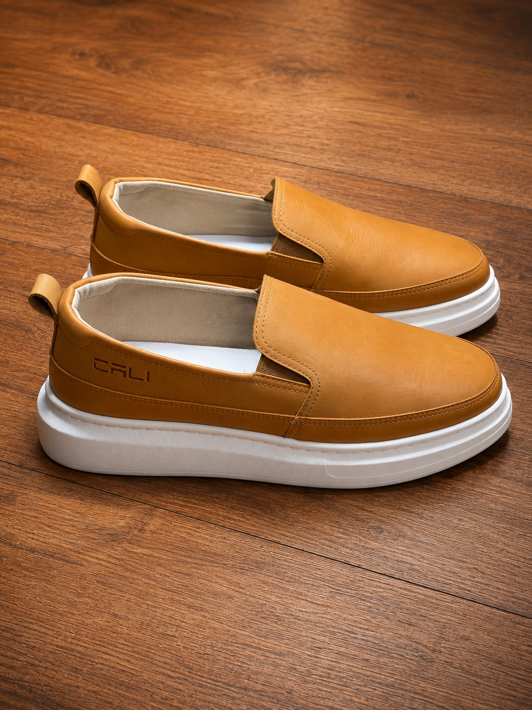 Tênis Cali Modelo Slip On em Couro Legítimo Caramelo sem cadarço