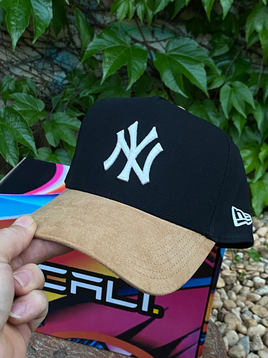 Boné New Era NY Preto Bege