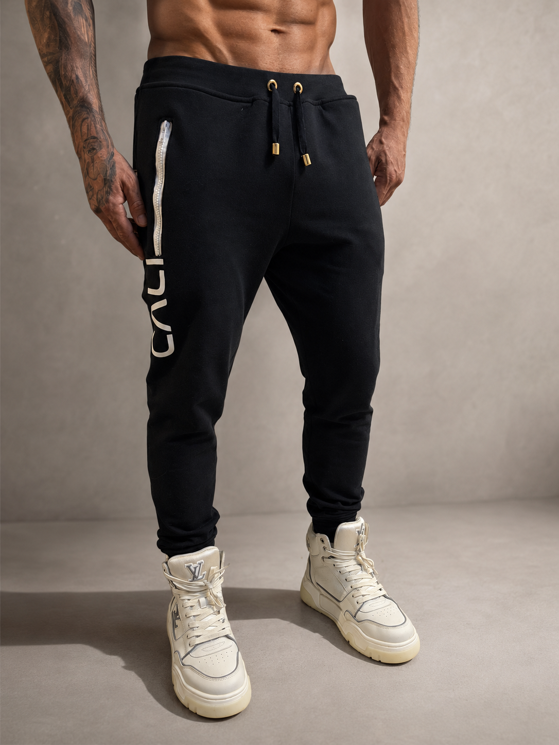 Calça Cali skinny preta com zíper branco - foto 12 de 13