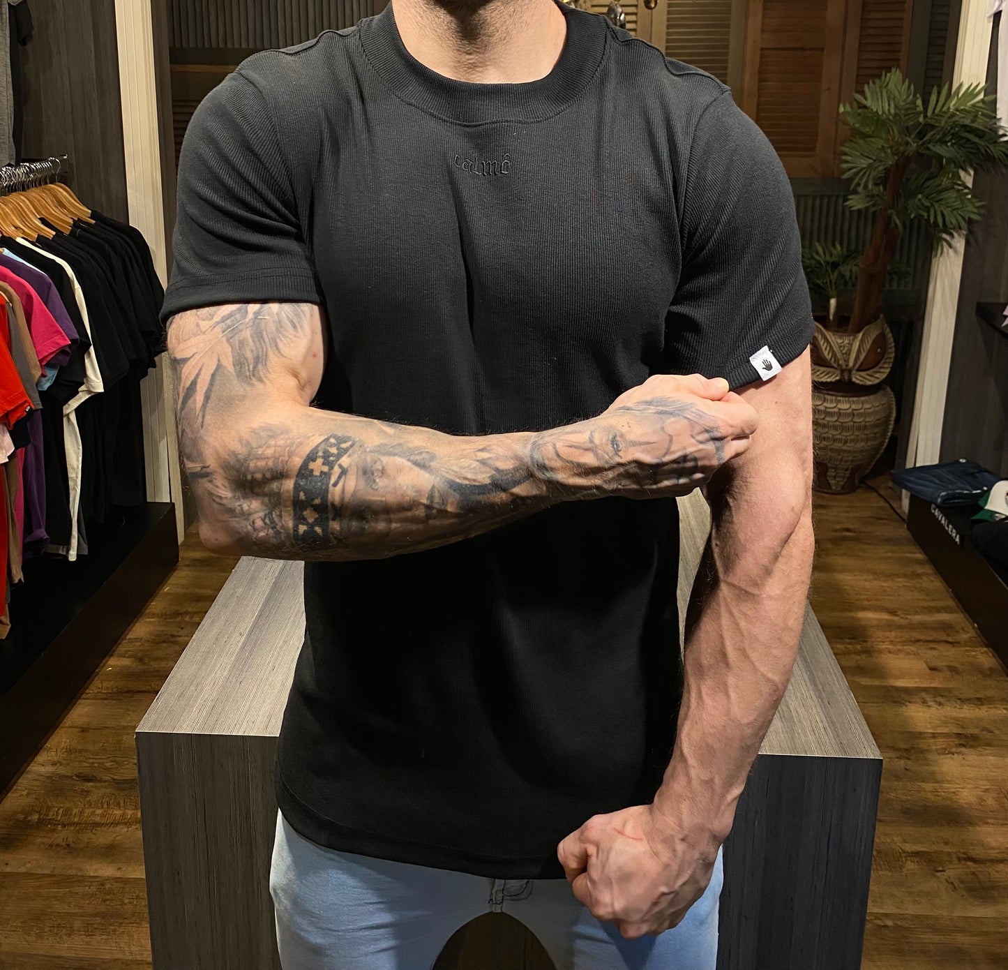 Camiseta Calmô Black Canelada