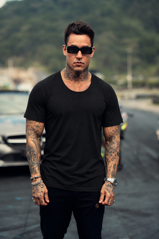 Camiseta Semi Long Gola Canoa Preta