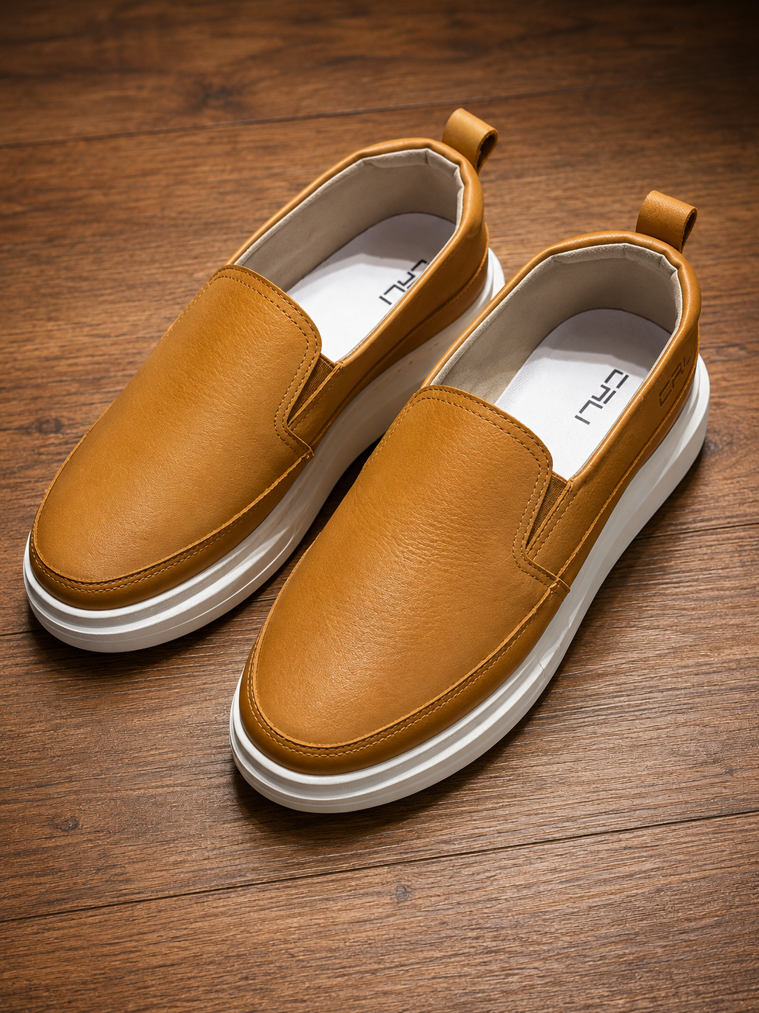 Tênis Cali Modelo Slip On em Couro Legítimo Caramelo sem cadarço