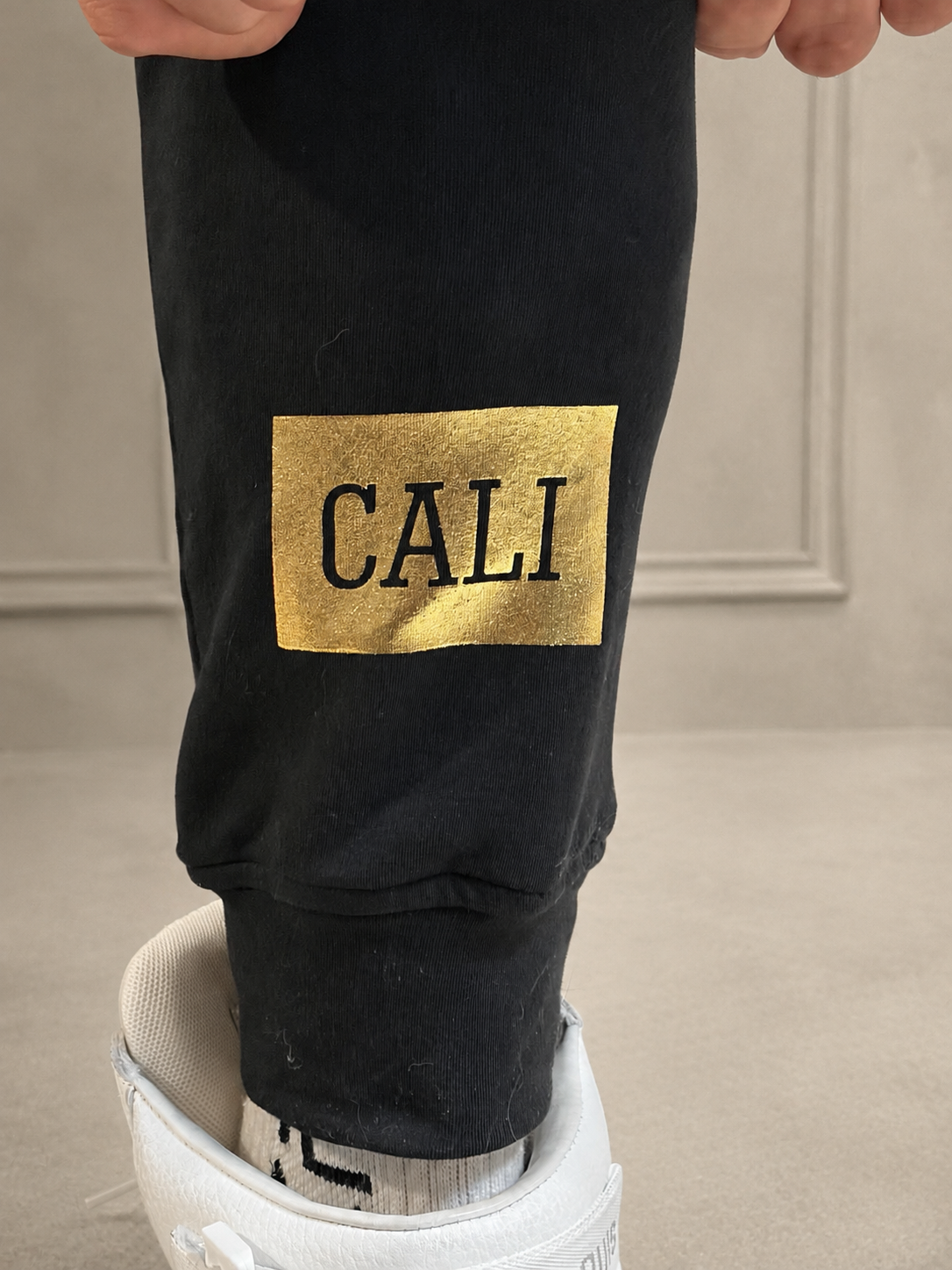 Calça Cali skinny preta com zíper dourado - foto 8 de 11