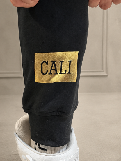 Calça Cali skinny preta com zíper dourado - foto 8 de 11