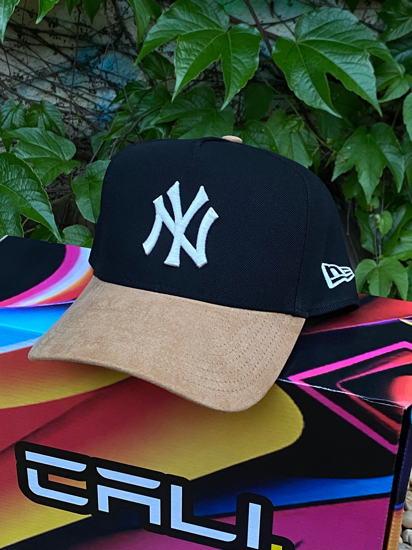 Boné New Era NY Preto Bege